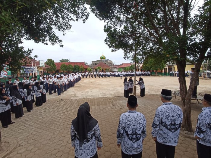 Guru MTsN 2 Bungo Sukses Menjadi Petugas Upacara Hari Guru Nasional Guru MTsN 2 Bungo Sukses Menjadi Petugas Upacara Hari Guru Nasional
