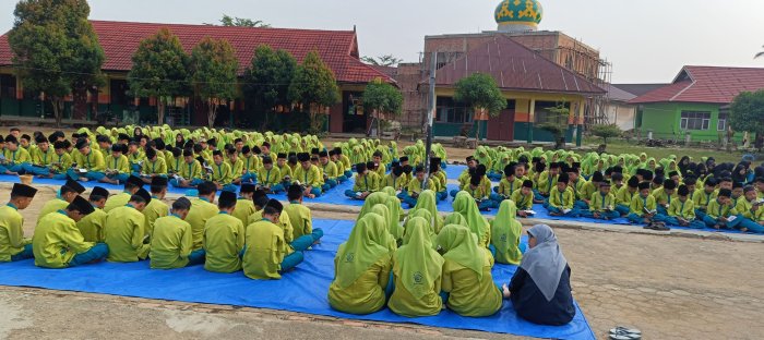 Kelas IX.F MTsN 2 Bungo Pimpin Yasinan Jumat Pagi