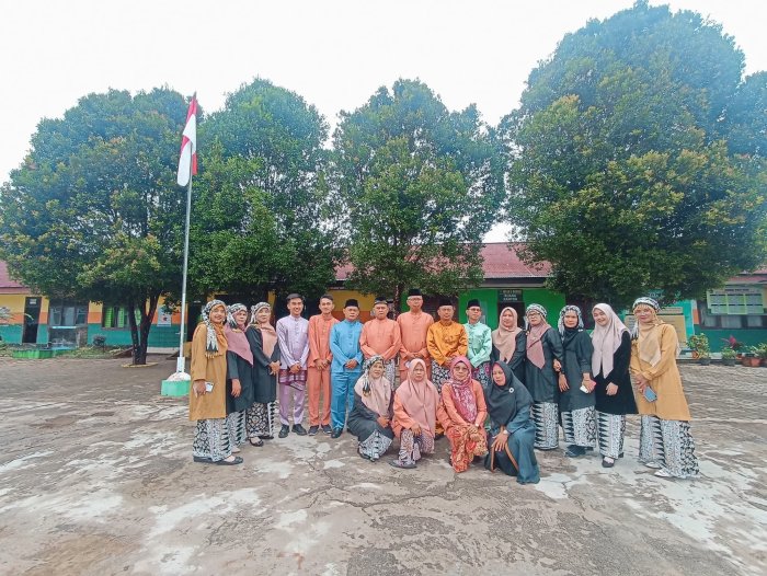 Lestarikan Budaya Lokal, MTsN 2 Bungo Kenakan Pakaian Adat Melayu di Hari Jadi Kabupaten Bungo Lestarikan Budaya Lokal, MTsN 2 Bungo Kenakan Pakaian Adat Melayu di Hari Jadi Kabupaten Bungo