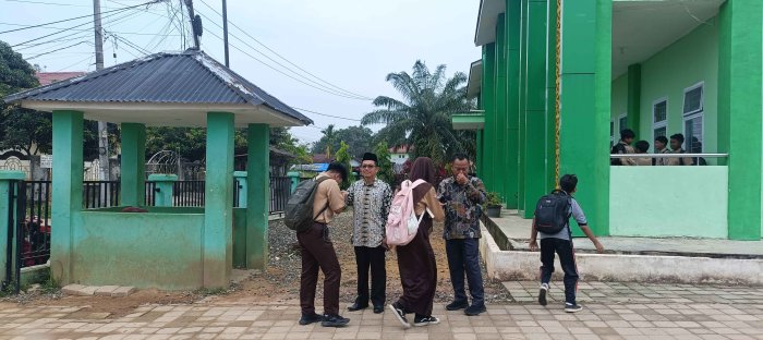 Sapa Hangat di Pintu Gerbang: Tradisi Guru Piket MTsN 2 Bungo Awali Pagi dengan Kedisiplinan dan Ramah Tamah Sapa Hangat di Pintu Gerbang: Tradisi Guru Piket MTsN 2 Bungo Awali Pagi dengan Kedisiplinan dan Ramah Tamah