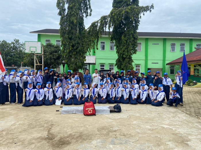 Anggota PMR Baru MTsN 2 Bungo Adakan Foto Bersama
