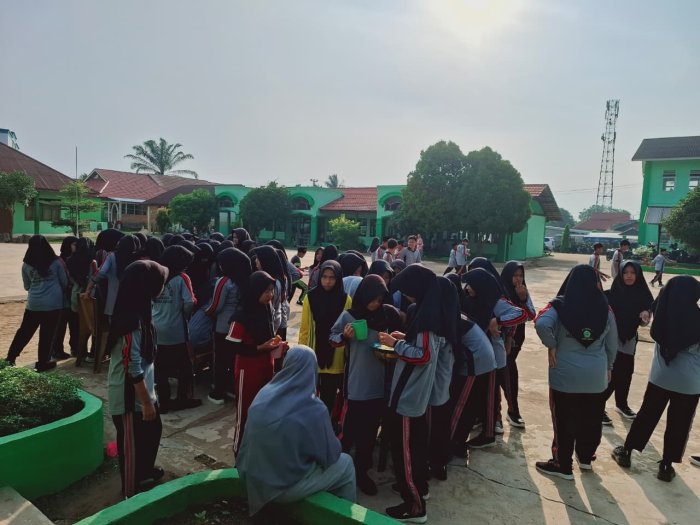 Cegah Anemia, Tim PMR dan UKS MTsN 2 Bungo Bagikan Tablet Tambah Darah untuk Seluruh Siswi Cegah Anemia, Tim PMR dan UKS MTsN 2 Bungo Bagikan Tablet Tambah Darah untuk Seluruh Siswi