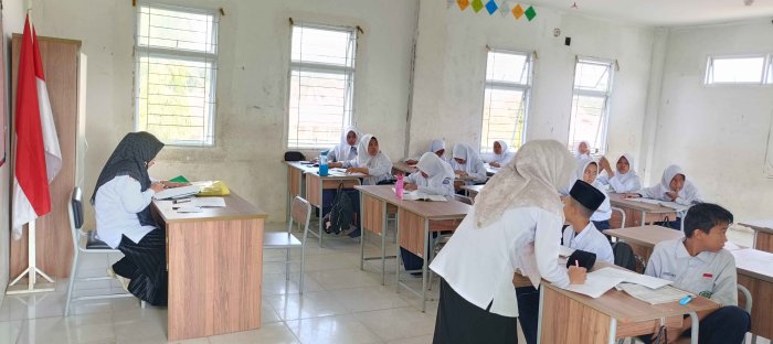Guru Piket Jaga Disiplin dan Suasana Belajar di MTsN 2 Bungo