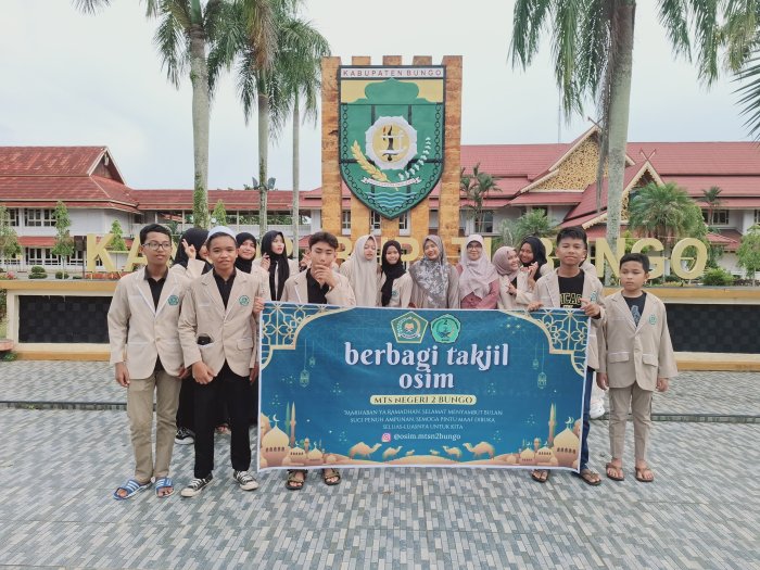 Semaikan Kepedulian, OSIM MTsN 2 Bungo Gelar Aksi Berbagi Takjil di Pusat Kabupaten Semaikan Kepedulian, OSIM MTsN 2 Bungo Gelar Aksi Berbagi Takjil di Pusat Kabupaten