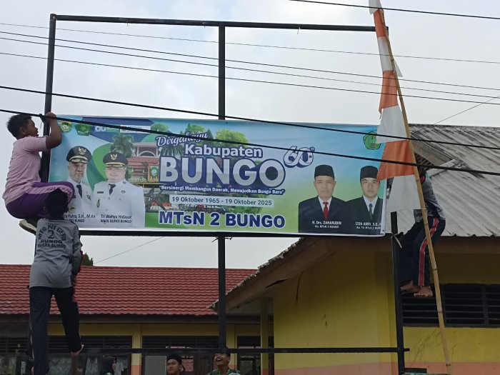 MTsN 2 Bungo Pasang Spanduk HUT Kabupaten Bungo ke-60 MTsN 2 Bungo Pasang Spanduk HUT Kabupaten Bungo ke-60
