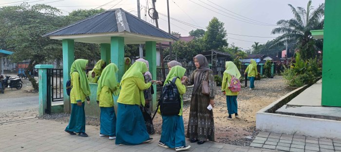 Kegiatan Salam Pagi Pererat Hubungan Guru dan Siswa di MTsN 2 Bungo