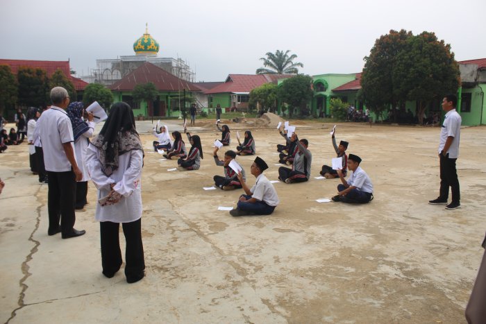 Seru dan Menegangkan! Hari Pertama Class Meeting MTsN 2 Bungo Dibuka dengan Lomba LCC Sistem Eliminasi