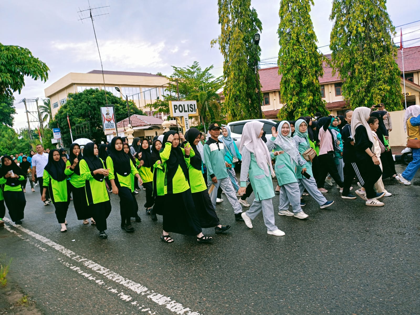 MTsN 2 BUNGO IKUT MEMERIAHKAN JALAN SANTAI DALAM RANGKA HAB KEMENTERIAN AGAMA 