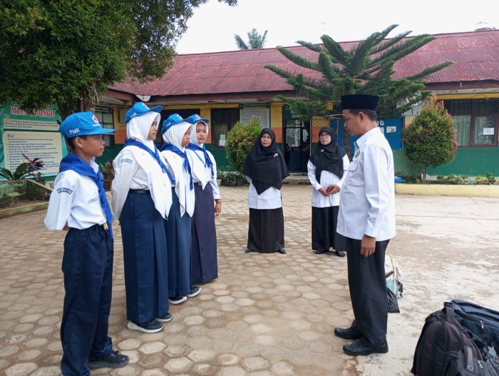 MTsN 2 Bungo Lepas Delegasi Siswa untuk Pelatihan Ketua Kelompok PMR Tingkat Kabupaten MTsN 2 Bungo Lepas Delegasi Siswa untuk Pelatihan Ketua Kelompok PMR Tingkat Kabupaten