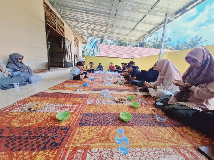 Penuh Kekhusyukan, Keluarga Besar MTsN 2 Bungo Gelar Doa Bersama di Teras Mushola Usai Penyembelihan Sapi Kurban