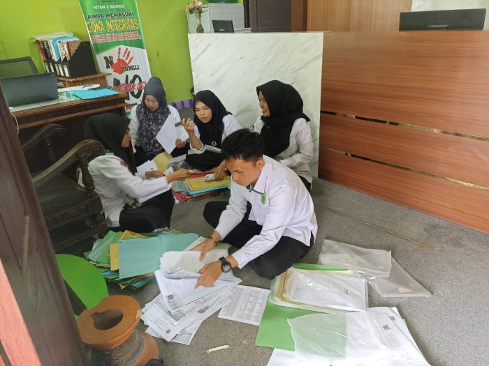 Staf Tata Usaha MTsN 2 Bungo Kompak Susun Berkas Pencairan Bantuan Sosial Siswa