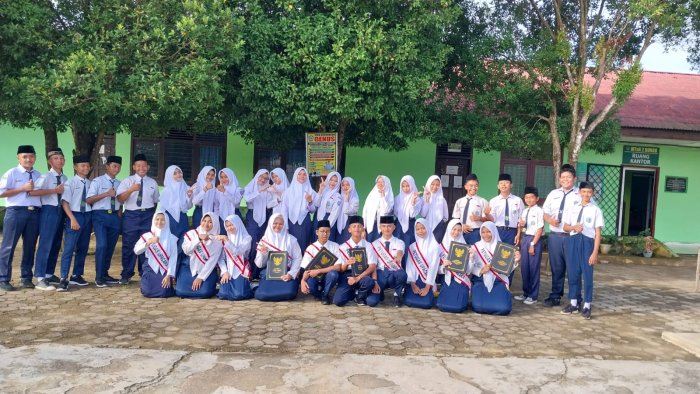 Sesi Foto Bersama Warnai Keberhasilan Kelas VIII F Sebagai Petugas Upacara MTsN 2 Bungo