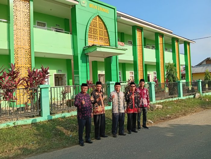 Wujudkan Sinergi, Kepala MTsN 2 Bungo dan Majelis Guru Tampil Kompak Jelang Ujian Madrasah Wujudkan Sinergi, Kepala MTsN 2 Bungo dan Majelis Guru Tampil Kompak Jelang Ujian Madrasah
