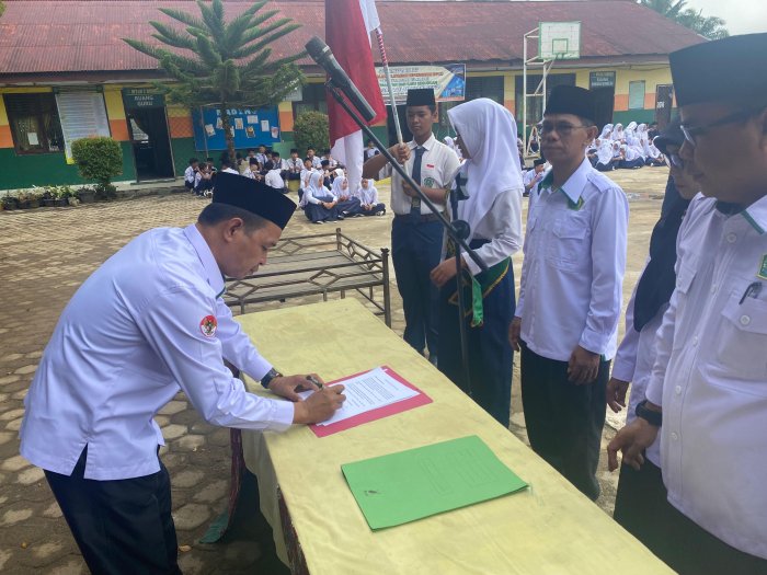 Penandatanganan Pengurus OSIM MTsN 2 Bungo Penandatanganan Pengurus OSIM MTsN 2 Bungo