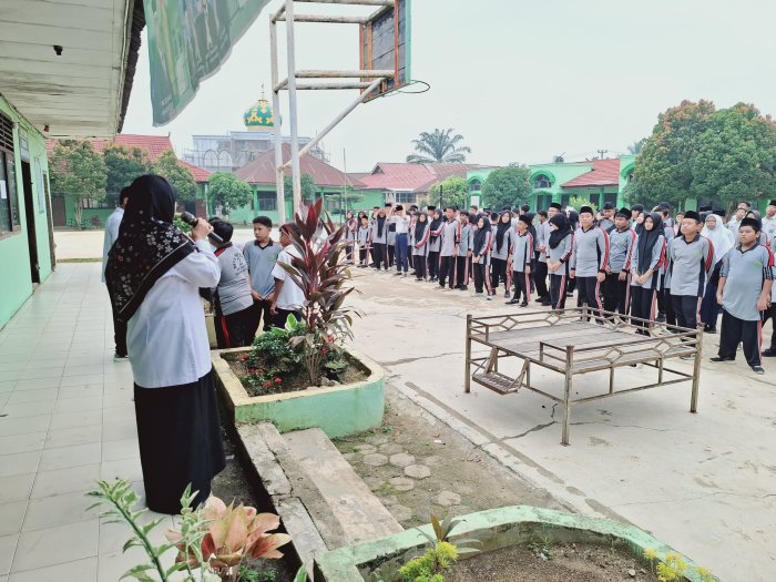 Junjung Tinggi Sportivitas, Panitia Class Meeting MTsN 2 Bungo Beri Arahan Tegas Sebelum Lomba Dimulai Junjung Tinggi Sportivitas, Panitia Class Meeting MTsN 2 Bungo Beri Arahan Tegas Sebelum Lomba Dimulai