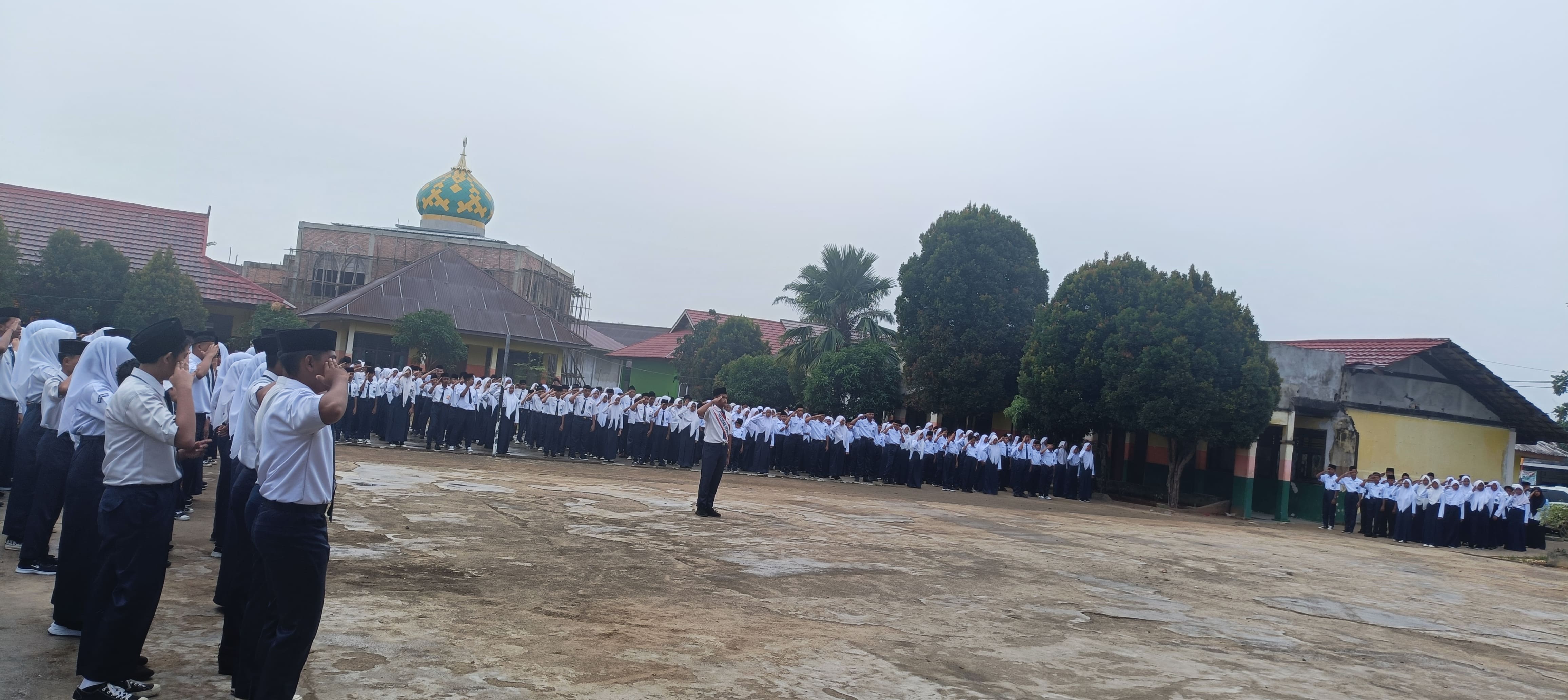 UPACARA BENDERA MTsN 2 BUNGO BERLANGSUNG KHIDMAT MESKI CUACA MENDUNG 