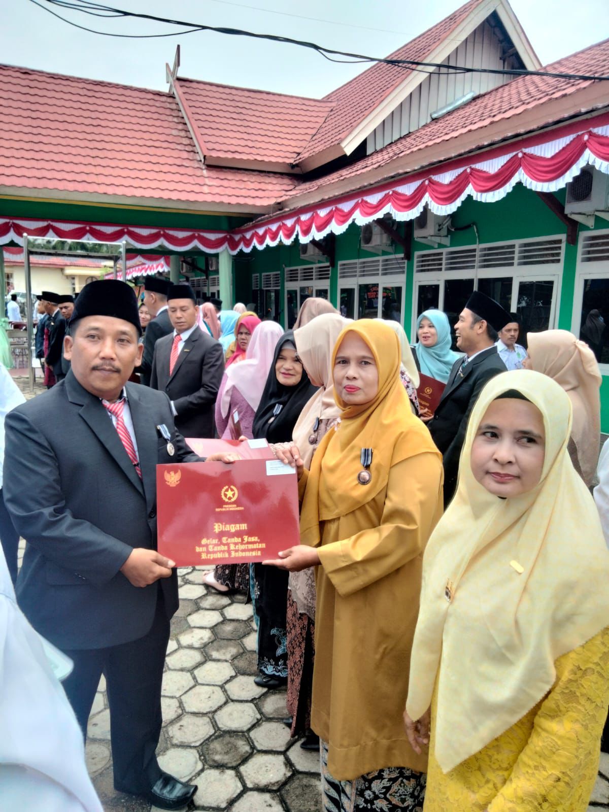 PENGHARGAAN SATYALENCANA KARYA SATYA X TAHUN DI BERIKAN KEPADA GURU MTsN 2 BUNGO PADA UPACARA HAB KEMENTERIAN AGAMA 