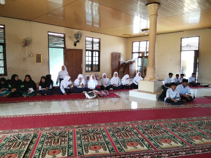 Kelas Tahfidz MTsN 2 Bungo Berjalan Khidmat di Musholla