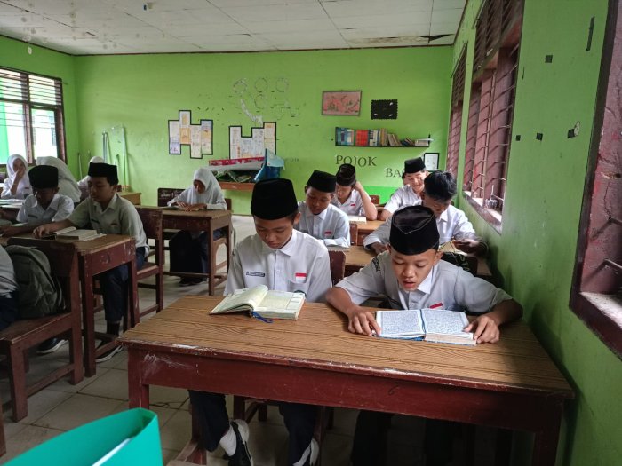 Suasana Pagi Penuh Berkah di MTsN 2 Bungo, Siswa Tadarusan Bersama di Kelas