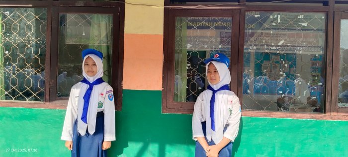 Kesigapan Anggota PMR MTsN 2 Bungo Saat Upacara Bendera, Siap Siaga di Belakang Barisan