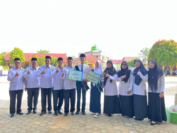 Guru dan Pembimbing Dampingi Juara Duta Batik MTsN 2 Bungo