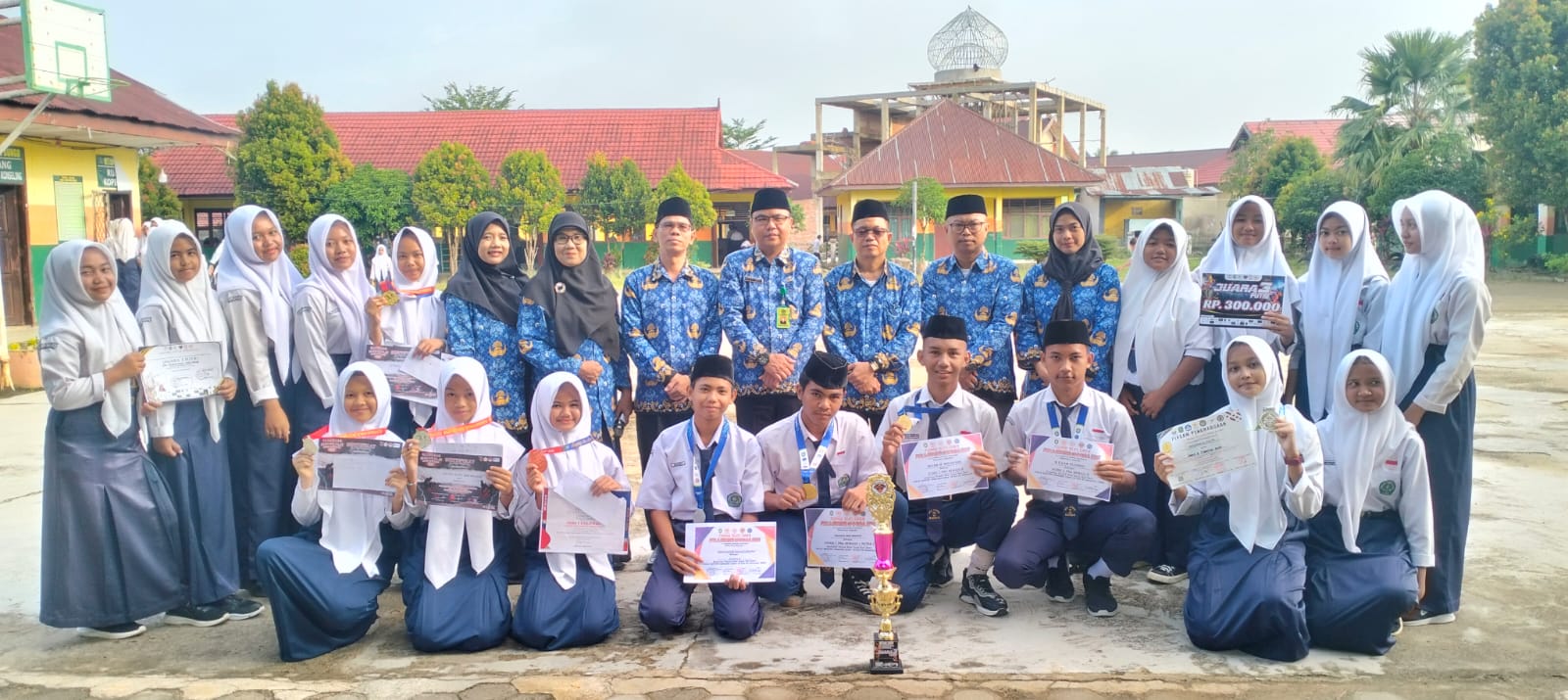 PEMBAGIAN PIALA , PIAGAM DAN MENDALI PENGHARGAAN UNTUK SISWA BERPRESTASI 