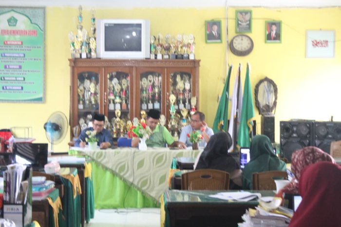 Kepala MTsN 2 Bungo Pimpin Rapat dan Beri Arahan Jelang Pembagian Rapor