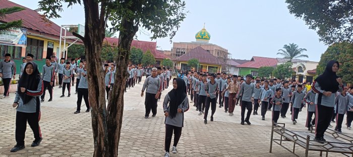 Siswa MTsN 2 Bungo Antusias Ikuti Senam Sehat Bersama