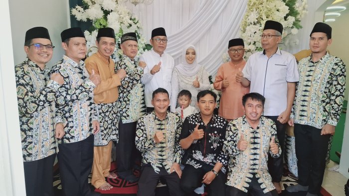 Keluarga Besar MTsN 2 Bungo Hadiri Pernikahan Ibu Tuti Martina, S.Pd di Kuamang Kuning