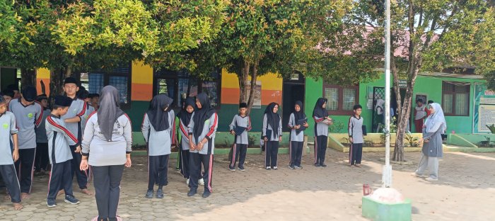 Siswa MTsN 2 Bungo Latihan Upacara Jelang Hari Senin