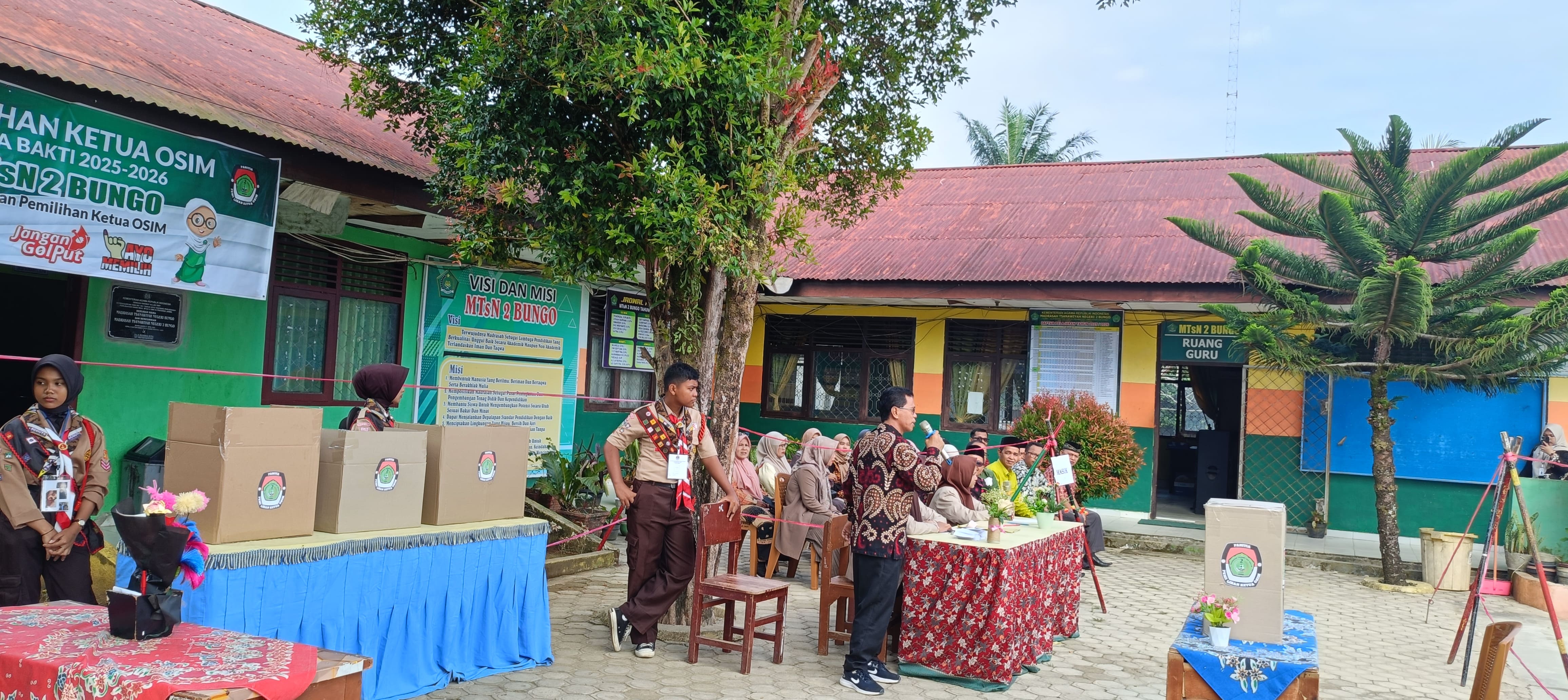 KETUA PANITIA PEMILIHAN OSIM MTsN 2 BUNGO JELASKAN TATA CARA PEMILIHAN YANG BENAR SEBELUM PEMUNGUTAN SUARA