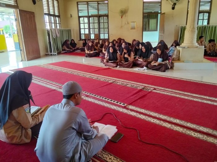 Siswa MTsN 2 Bungo Antusias Ikuti Kelas Tahfidz Siswa MTsN 2 Bungo Antusias Ikuti Kelas Tahfidz