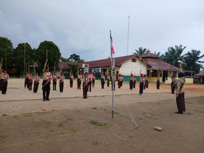 Tingkatkan Keterampilan Komunikasi, Pramuka MTsN 2 Bungo Berlatih Semaphore