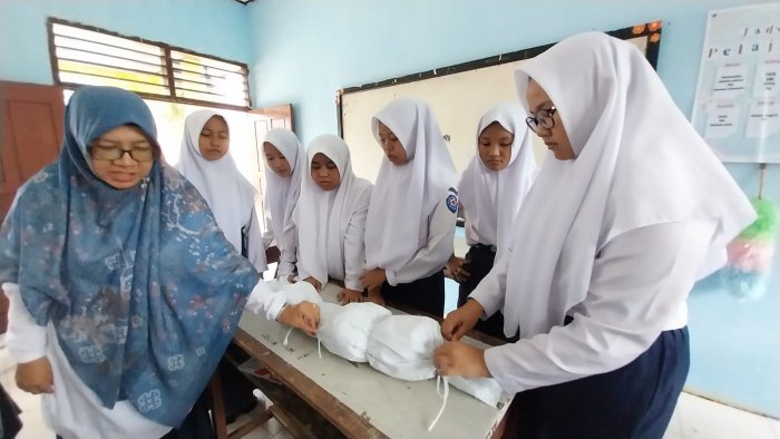 MTsN 2 Bungo Adakan Praktik Mengafani Jenazah untuk Siswa