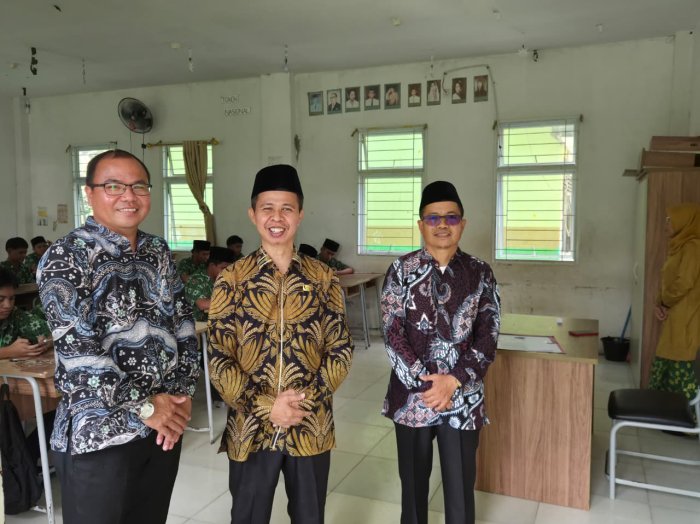 Pastikan Standar Pelaksanaan UM, Kepala Kemenag Bungo Tinjau Langsung Ruang Ujian di MTsN 2 Bungo Pastikan Standar Pelaksanaan UM, Kepala Kemenag Bungo Tinjau Langsung Ruang Ujian di MTsN 2 Bungo