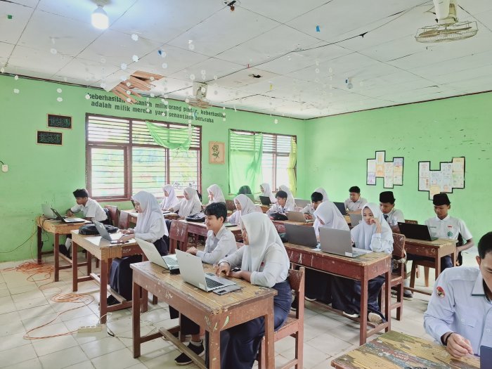 Inovatif! Guru MTsN 2 Bungo Ciptakan Media Pembelajaran Berbasis Game Edukasi di Kelas