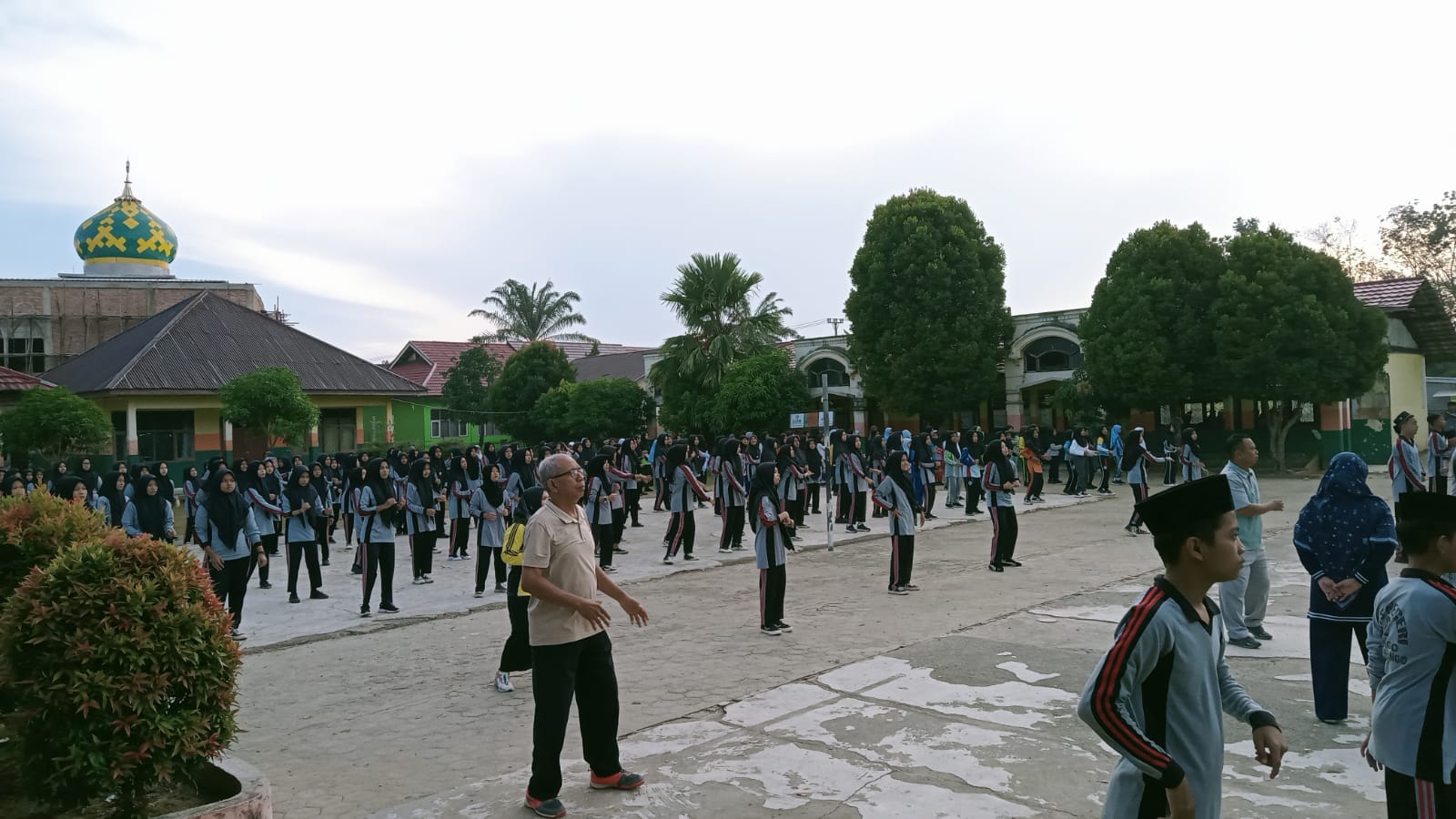 SENAM PERDANA PASCA LIBUR PANJANG MTsN 2 BUNGO PENUH SEMANGAT 