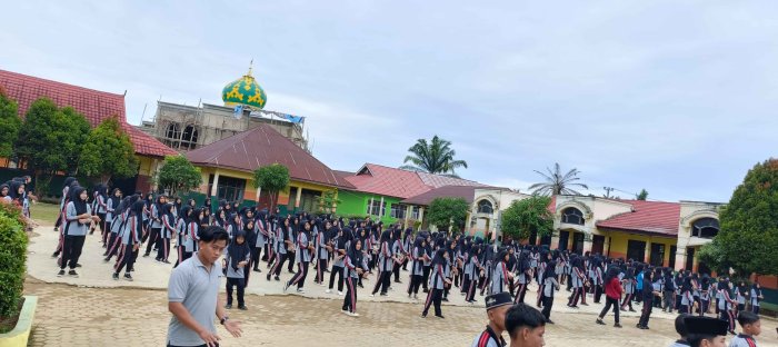 Senam Pagi Rutin Guru dan Siswa MTsN 2 Bungo Jaga Kebugaran