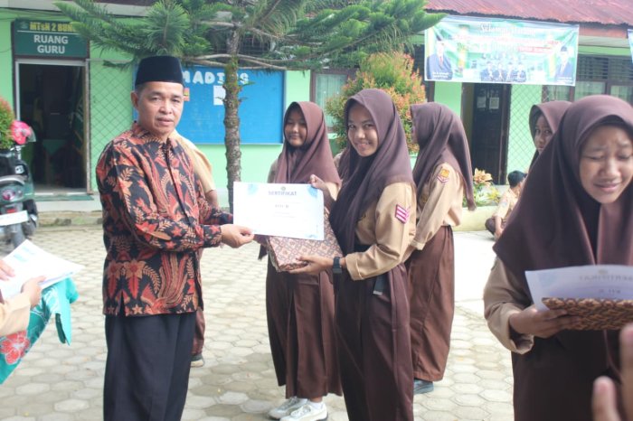MTsN 2 Bungo Umumkan Juara Class Meeting dan Bagikan Hadiah kepada Kelas Pemenang