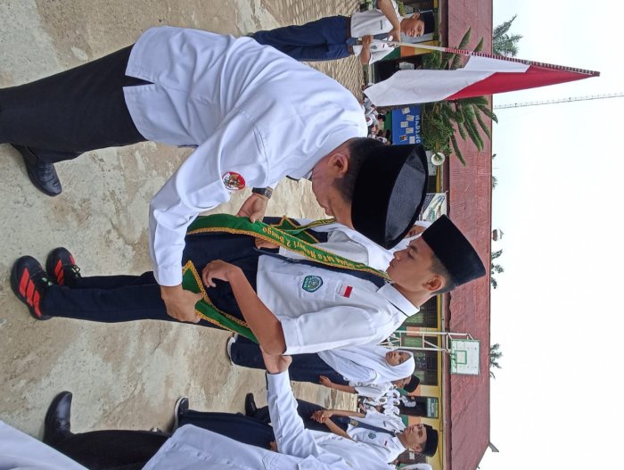 Kepala MTsN 2 Bungo Sematkan Selempang kepada Anggota OSIM Terlantik Periode 2025/2026