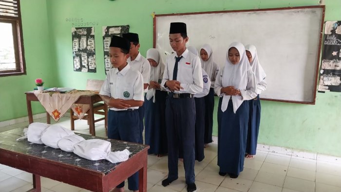 Siswa MTsN 2 Bungo Praktik Sholat Jenazah Bersama Guru Fiqih