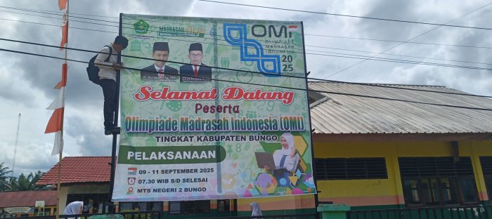 MTsN 2 Bungo Pasang Spanduk Sambut OMI 2025