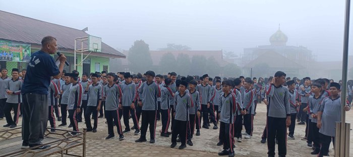 Sebelum Jalan Santai, Ratusan Siswa MTsN 2 Bungo Terima Arahan PENTING dari Ketua Panitia Terkait Ujian Semester Genap