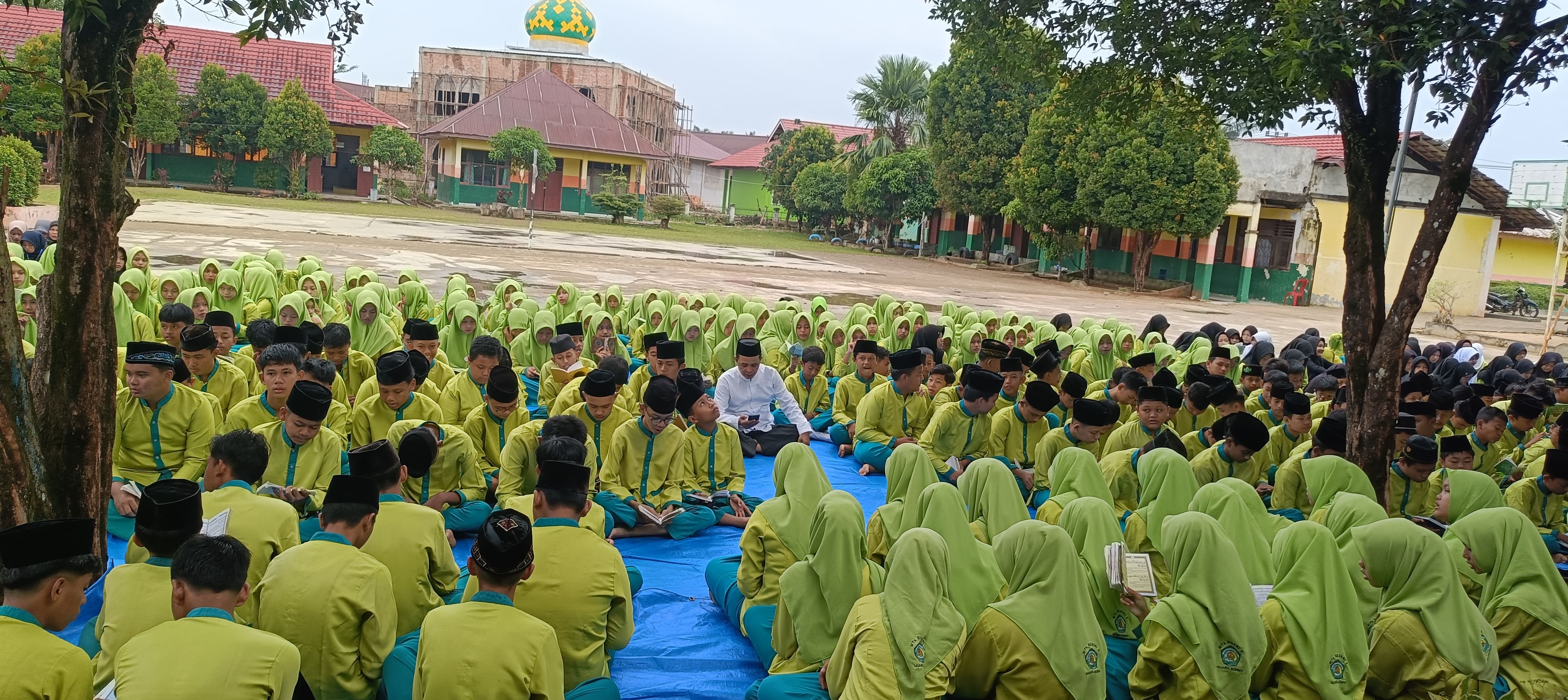 YASINAN RUTIN MTsN 2 BUNGO HADIRKAN KEKHUSYUKAN DI LAPANGAN MADRASAH 