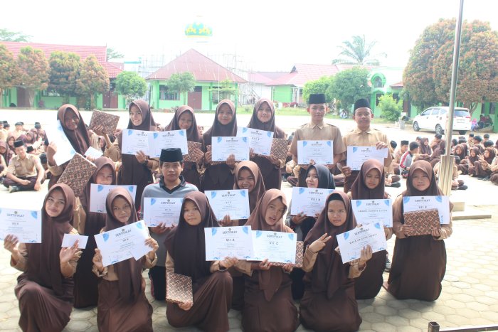 Kelas VIII E Raih Banyak Piala di Class Meeting