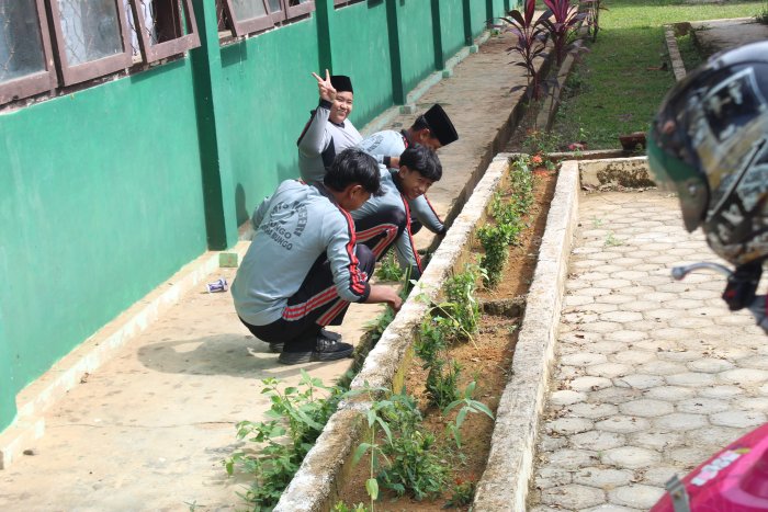 Wujudkan Lingkungan Sehat, Siswa Kelas IX D dan Wali Kelas Kompak Bersihkan Saluran Air Madrasah Wujudkan Lingkungan Sehat, Siswa Kelas IX D dan Wali Kelas Kompak Bersihkan Saluran Air Madrasah