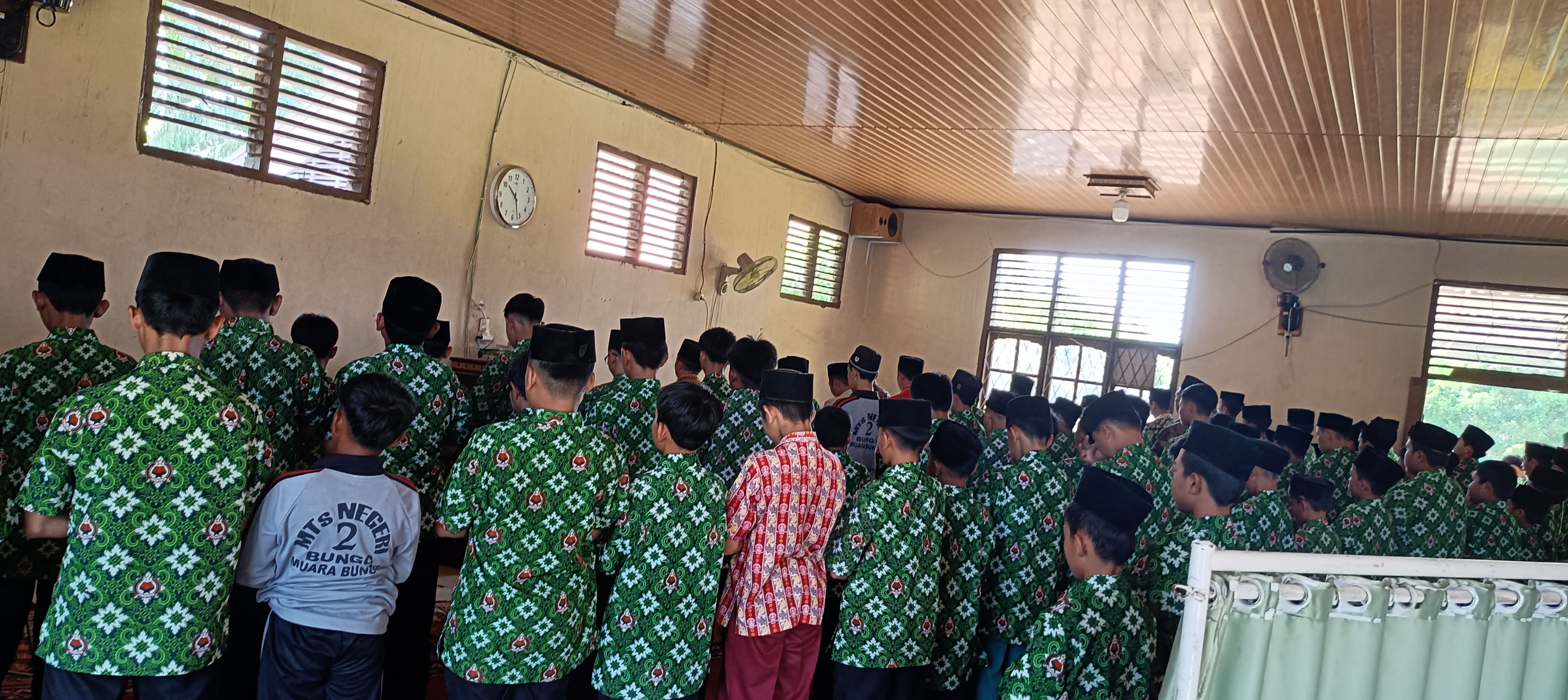 MTsN 2 BUNGO RUTIN DILAKSANKAN SHOLAT ZUHUR BERJEMAAH DI MUSHOLLA MADRASAH 