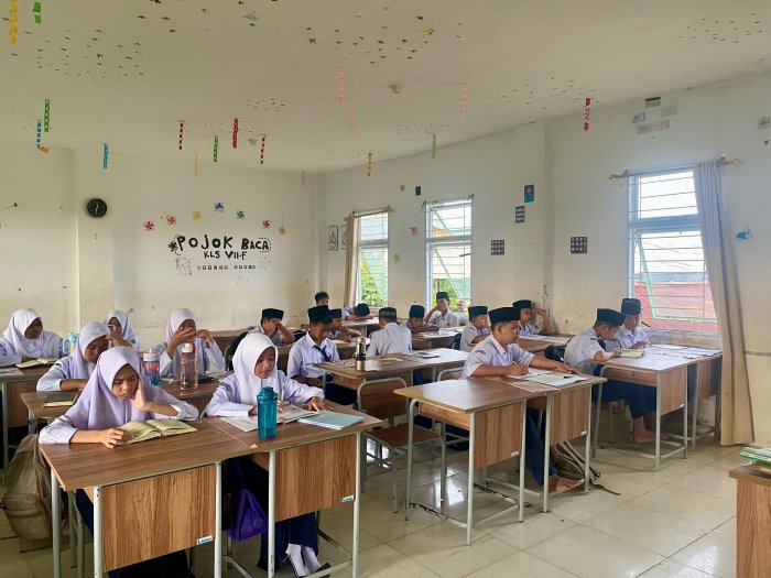 Tadarusan Pagi Warnai Awal KBM, Kelas VII F MTsN 2 Bungo Tampak Khusyuk