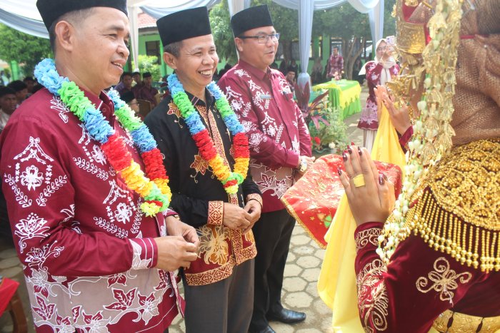 Tari Persembahan dan Penyematan Bunga Warnai Puncak Perpisahan Khidmat Kelas IX MTsN 2 Bungo