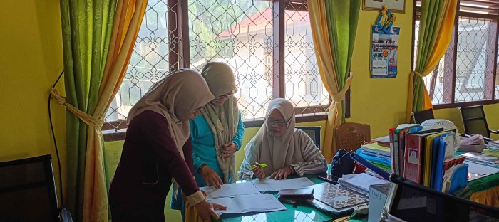 Guru MTsN 2 Bungo Cek Jadwal Pengawasan Ujian